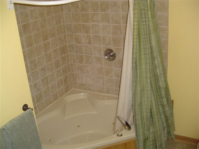 Garden tub in master bath of blowing rock cabin